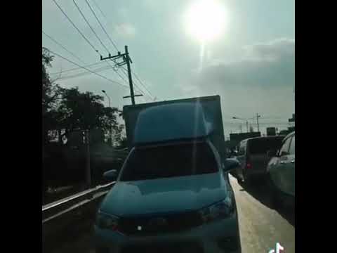 ขับรถกันแบบนี้-มีเรื่องดิครับ- ขับรถกันแบบนี้-มีเรื่องดิครับ-
