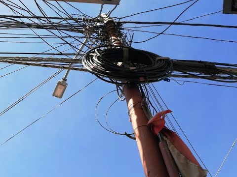 Los Olivos: Vecinos no pueden ni caminar por maraña de cables que han llegado hasta el piso