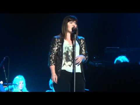 Kelly Clarkson - Fix You (Albany 1/17/12)