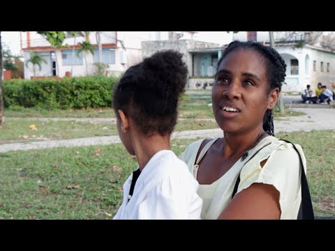 Kendra Pineda: MADRE cubana que VENDE CANCIONES en el Malecón de La Habana