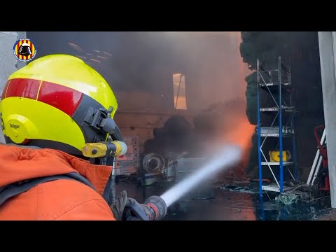 Incendio en una empresa de espuma para productos florales de Sagunto