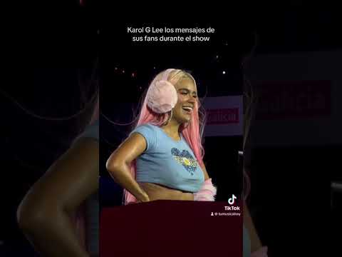 Karol G lee los mensajes de sus fans durante su show en Buenos Aires