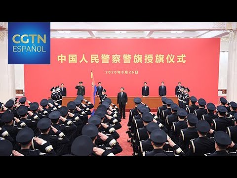 Xi Jinping confiere la bandera a fuerza policial de China