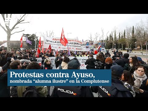 Decenas de jóvenes protestan contra Ayuso en la Complutense por ser nombrada alumna ilustre