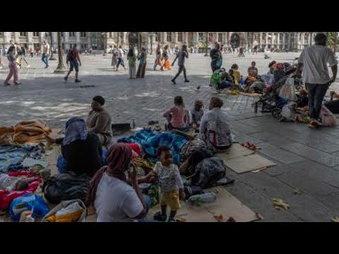 Crise migratoire : les premiers migrants de Lampedusa arrivent à Paris