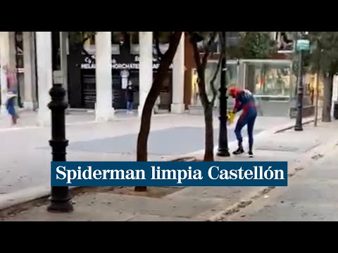 Spiderman limpia el mobiliario urbano de Castellón ante la mirada de los ciudadanos
