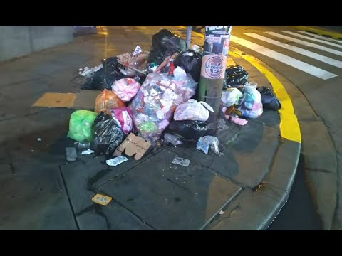 No saque su basura. Calles paceñas amanecen repletas de residuos
