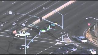 فيديو : طائرة تهبط إضطرارياً في طريق رئيسي بين السيارات