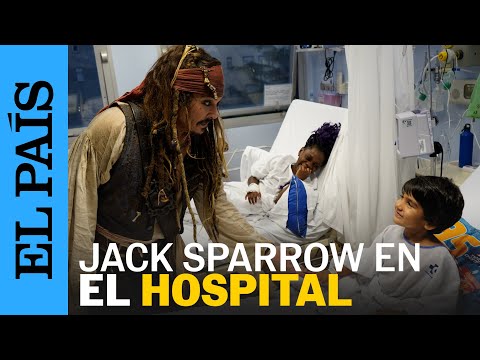 Johnny Depp se viste de Jack Sparrow para sorprender a los niños del Hospital de Donostia | EL PAÍS