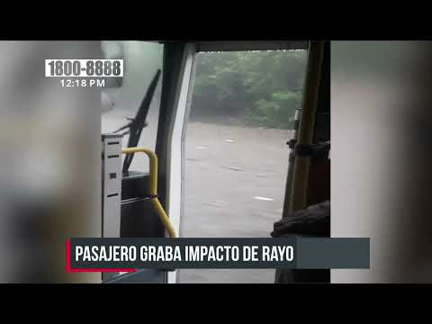 Impactante de un rayo que cae sobre Ruta 109 en Managua - Nicaragua