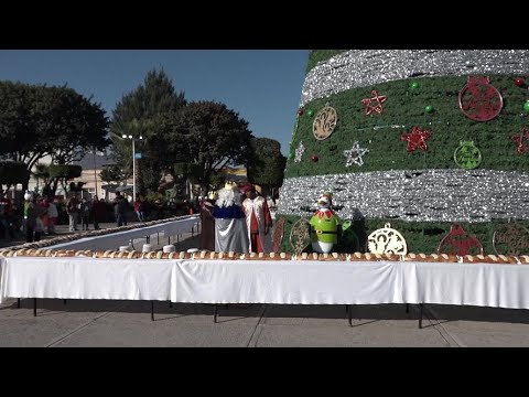 Autoridades soledenses parten monumental Rosca de Reyes.