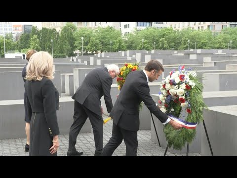 Macron dépose une gerbe au Mémorial de l'Holocauste à Berlin | AFP Images