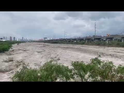 #SanPedro | Espectacular la fuerza del agua en el Río Santa Catarina. Puente La Fama, #NuevoLeón #NL