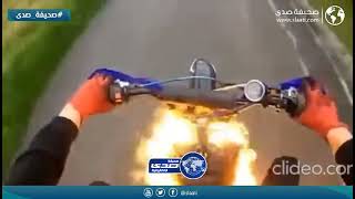 سائق يتفاجئ بحريق لدراجته