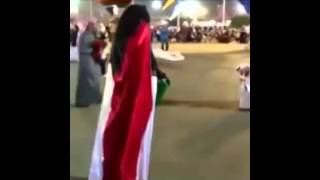 فيديو:شرطه الكويت يرقصون مع سيده كويتيه كبيره بالسن