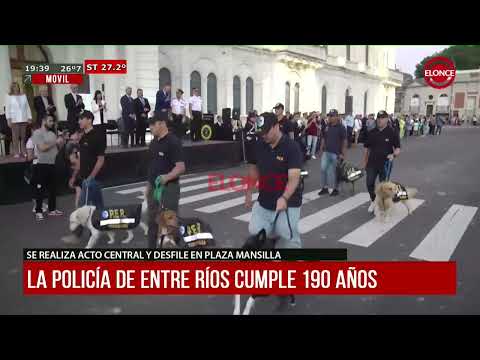 Imágenes del desfile por el 190º aniversario de la Policía de Entre Ríos en la Plaza Mansilla