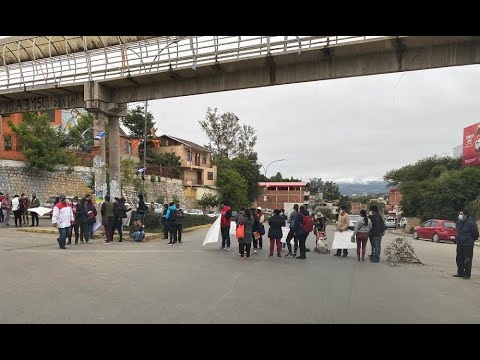 Tarija amanece bloqueada por padres de familia