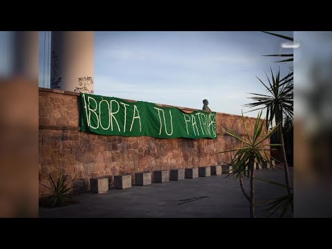 “Marea Verde” colocó mensajes pro aborto en distintos puntos de la capital potosina.