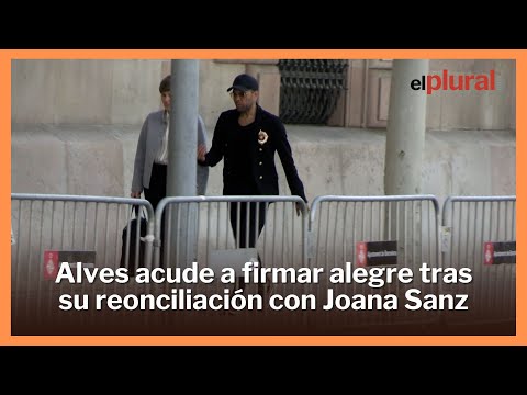 Dani Alves reaparece feliz junto a Joana Sanz