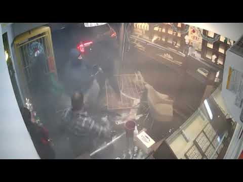 WARNING | Montreal jewelry store owner confronts thieves