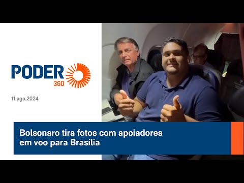 Bolsonaro tira fotos com apoiadores em voo para Brasília