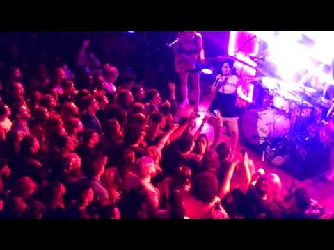 Charli XCX - Caught In The Middle