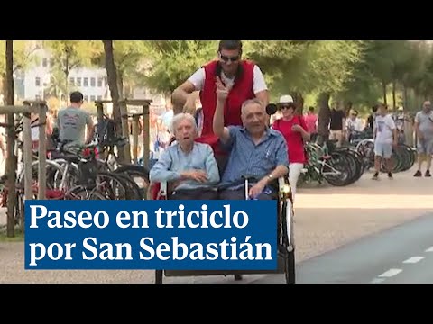 Paseo en triciclo a mayores de residencias, la original iniciativa de una asociación