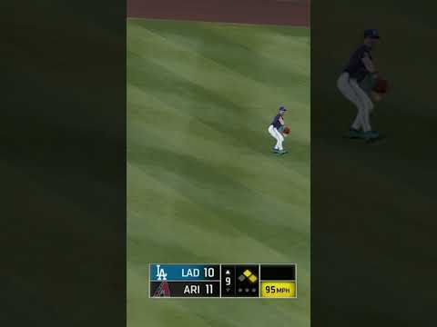 The Dodgers have scored 3 runs in the 9th to tie a WILD game out west!