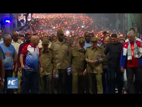 Miles de cubanos honran a José Martí con tradicional Marcha de las Antorchas