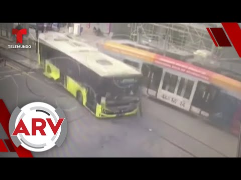 Tren se estrella contra autobús de pasajeros en Turquía | Al Rojo Vivo | Telemundo