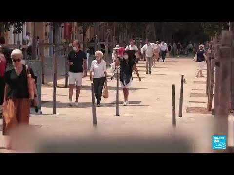 Déconfinement en France : les Français ôtent le masque en extérieur