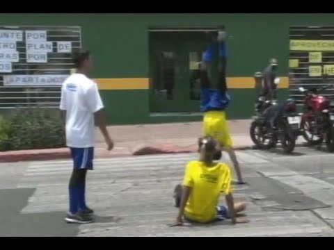 Tres jóvenes se ganan la vida haciendo técnicas con el balón de fútbol