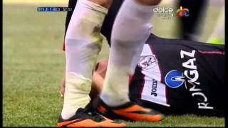 فيديو:لقطة ممنوعة لأصحاب القلوب الضعيفة مدافع يكسر ساق مهاجم «نصفين»