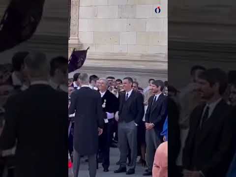 Pedro Sánchez recibió a Felipe VI con las manos en los bolsillos