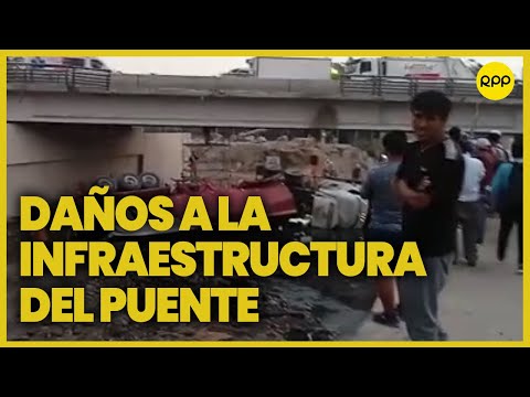Lima: Tráiler cae a la altura del puente Huaycoloro tras sufrir despiste