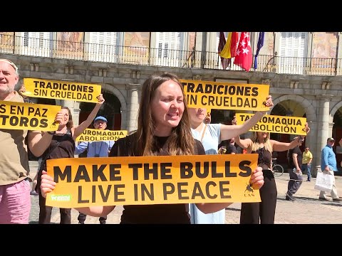Antitaurinos realizan una 'performance' en contra de la tauromaquia en Madrid