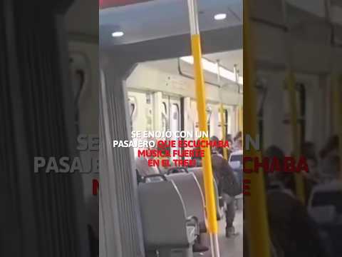 Se enojó con un pasajero que escuchaba música fuerte en el tren