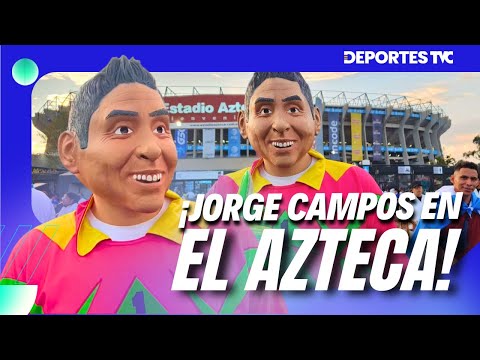 Espectacular disfraz de Jorge Campos de este joven que se roba las miradas en el estadio Azteca