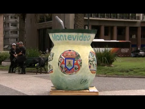 La exposición de mates gigantes ideada por Laren Bálsamo: Es un homenaje a la tradición uruguaya
