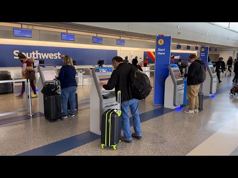 Thanksgiving travelers arrive at Oakland airport