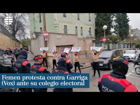Cinco activistas de Femen protestan contra Garriga (Vox) ante su colegio electoral| EL MUNDO
