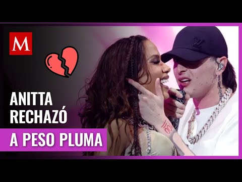 Anitta se quita para evitar beso de Peso Pluma durante fiesta