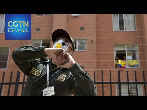Policía de Colombia entretiene las personas confinadas por aislamiento preventivo en Bogotá