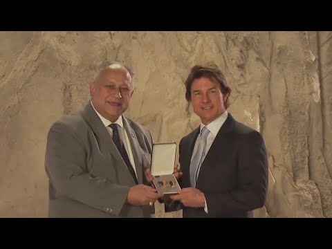 Tom Cruise awarded highest Navy honor for a civilian