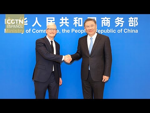 El ministro de Comercio chino, Wang Wentao, se reúne con el consejero delegado de Apple, Tim Cook