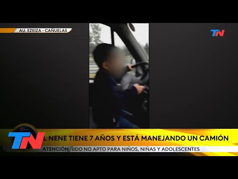 LOCURA EN LA AUTOPISTA: Un padre obligó a su hijo de 7 años a manejar en una autopista y lo grabó
