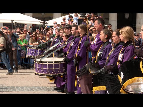 La tradicional tamborrada de Plaza Mayor pone el broche final a la Semana Santa madrileña