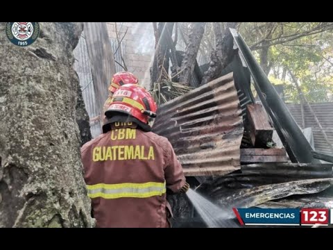 Bomberos combaten incendio estructural en Santa Catarina Pinula
