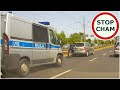 Policjant pcha uszkodzone auto w Poznaniu - pomagamy i chronimy