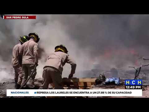 Bomberos atienen incendio en basurero clandestino de desechos empresariales en SPS